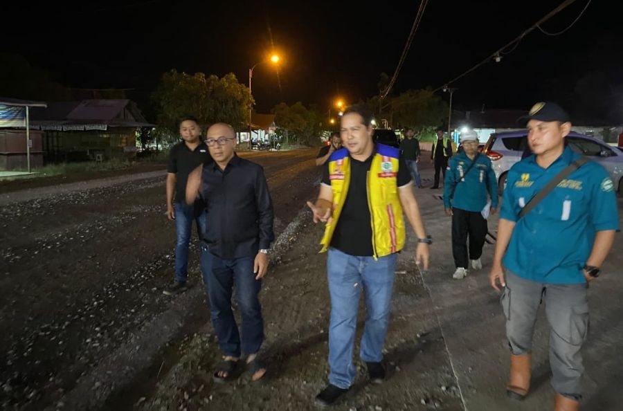 Respons Cepat, Syarief Abdullah Langsung Tinjau Jalan Rusak yang Viral